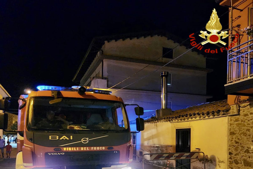 Crolla tetto abitazione, ferita anziana a Crotone