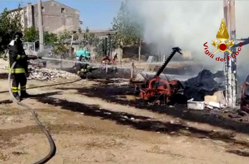 In fiamme un fienile a Montalto Uffugo, indagini in corso 