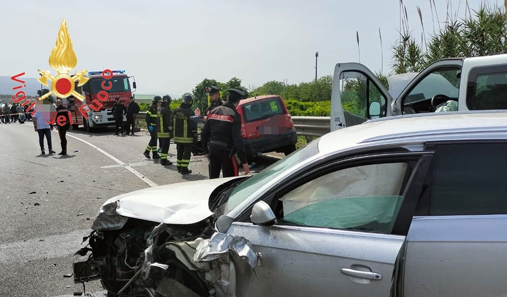 Scontro tra 3 auto sulla 106 nel Cosentino, morta 41enne e due feriti gravi