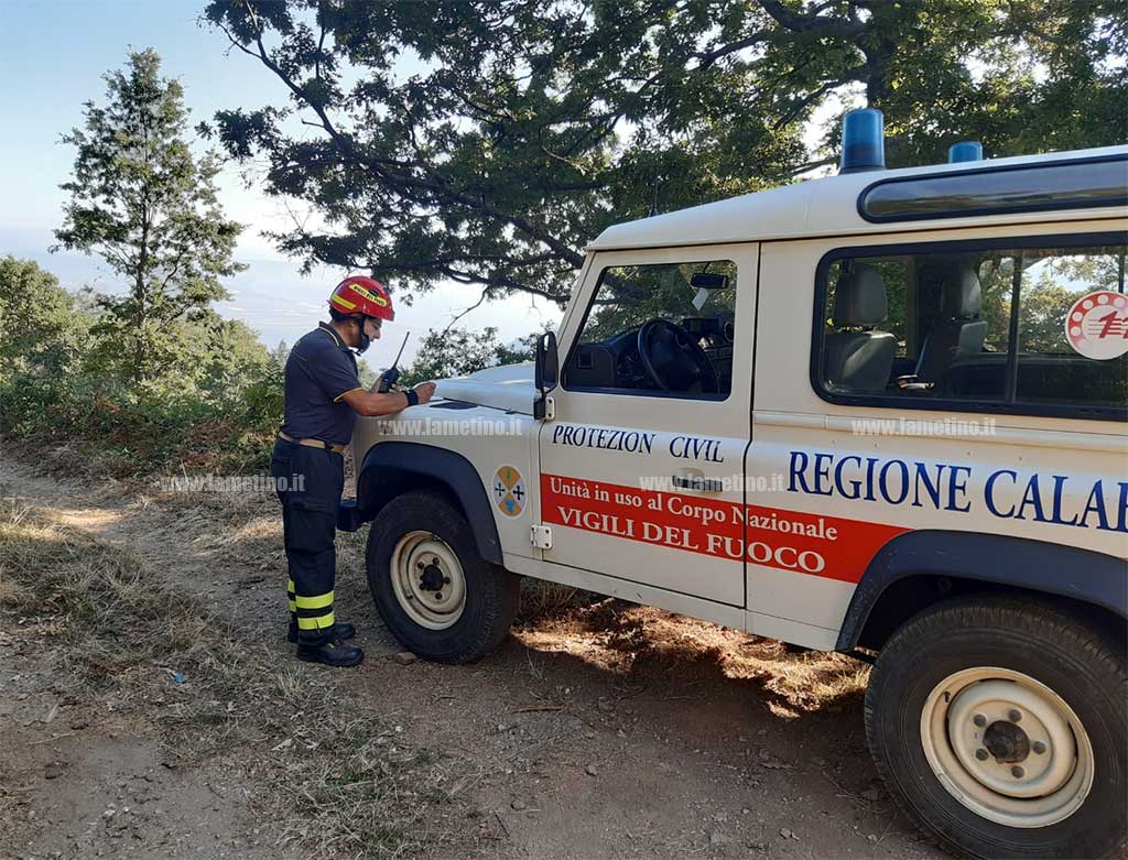 Lamezia, vasto incendio in contrada Acquadauzano: fiamme minacciano abitazioni