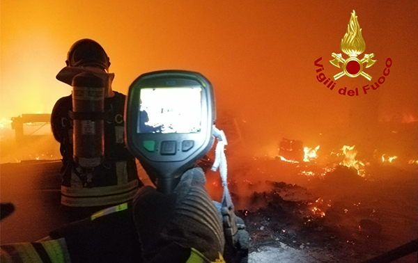 Incendio in capannone industriale nel vibonese