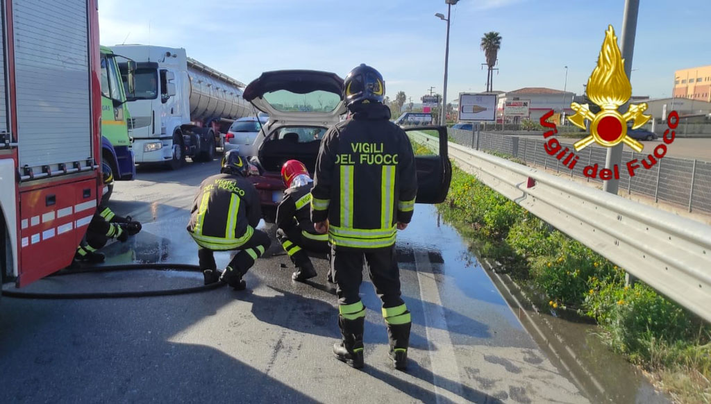 Tamponamento a catena su 106 a Crotone, allarme per fuoriuscita Gpl ma nessun ferito