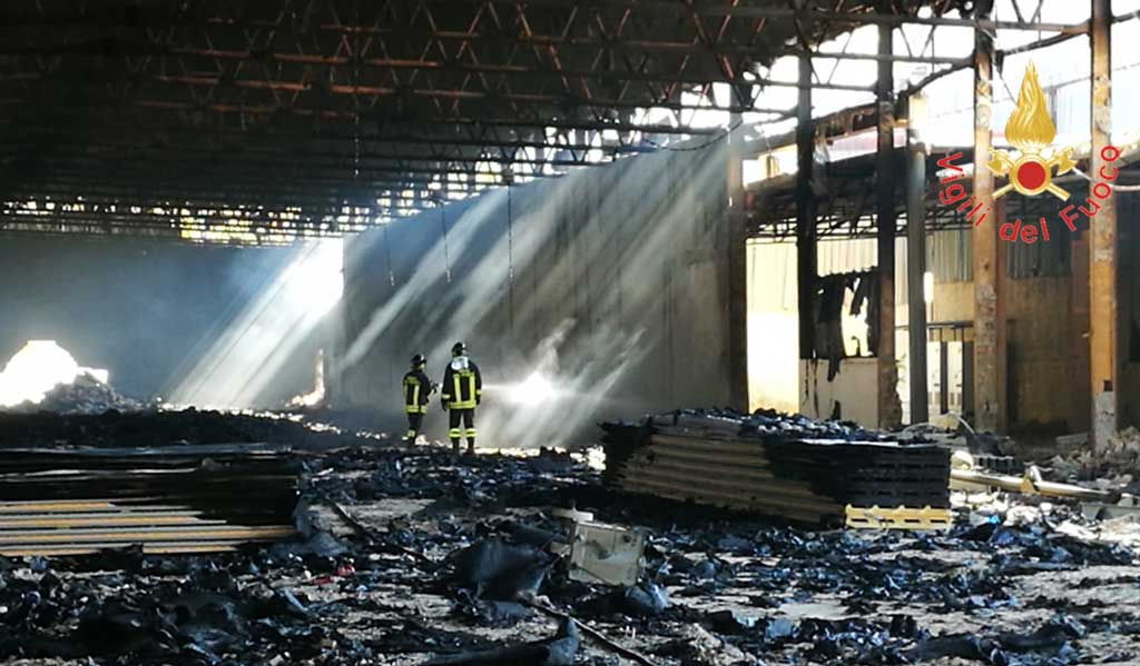 Incendio danneggia capannone a Catanzaro, indagini su cause 