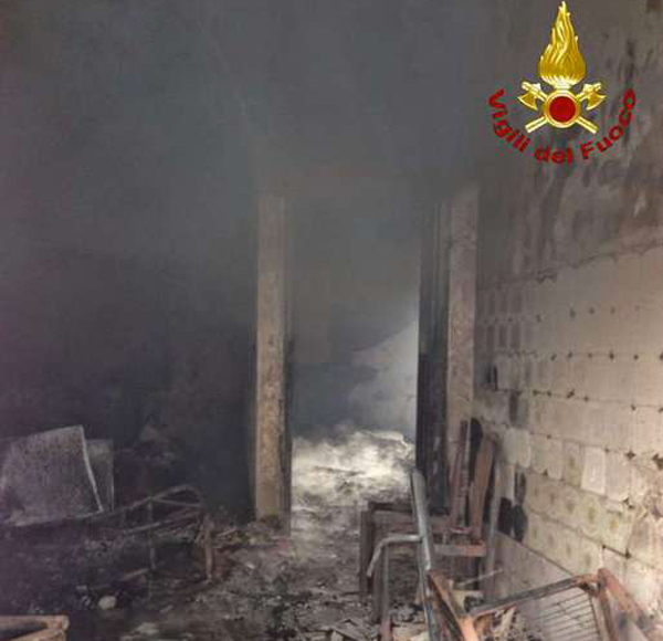 Calabria: Incendio distrugge casa rurale nel crotonese, nessun ferito 