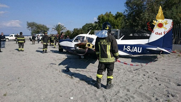 Calabria: Atterraggio emergenza per aereo ultraleggero, in due illesi