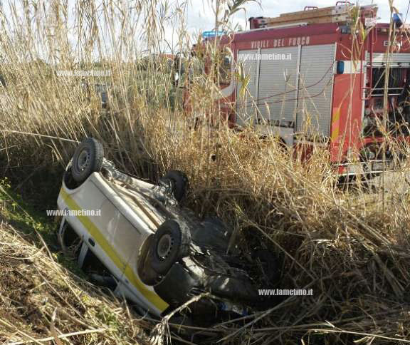 vigili-fuoco-auto-ribaltata-ss280.jpg