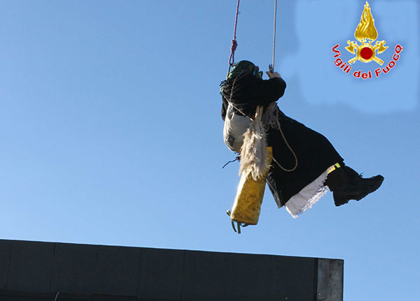 La befana dei vigili del fuoco al reparto pediatria dell'ospedale di Vibo Valentia