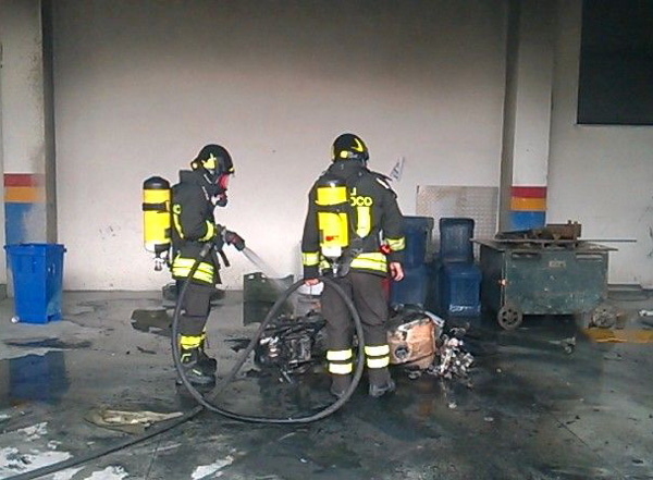 In fiamme moto in garage a Catanzaro