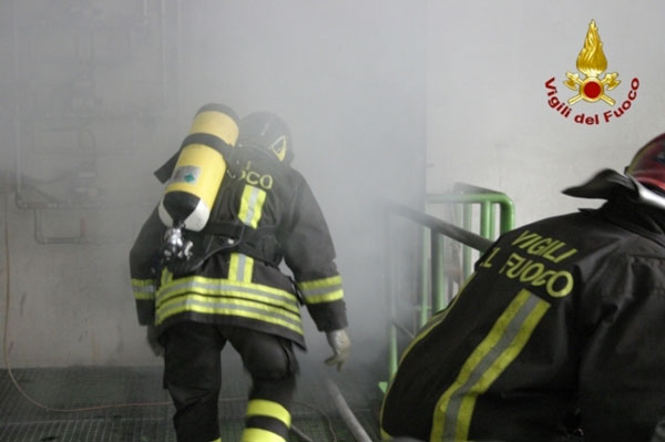 Crolla tetto palazzo a causa incendio, evacuata famiglia nel catanzarese