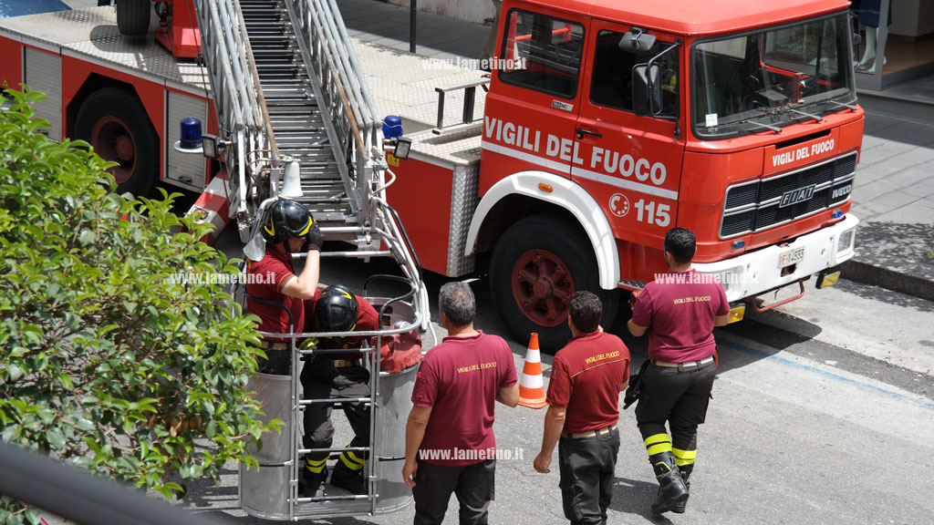 vigili-fuoco-cornicione-corso-lamezia-2.jpg