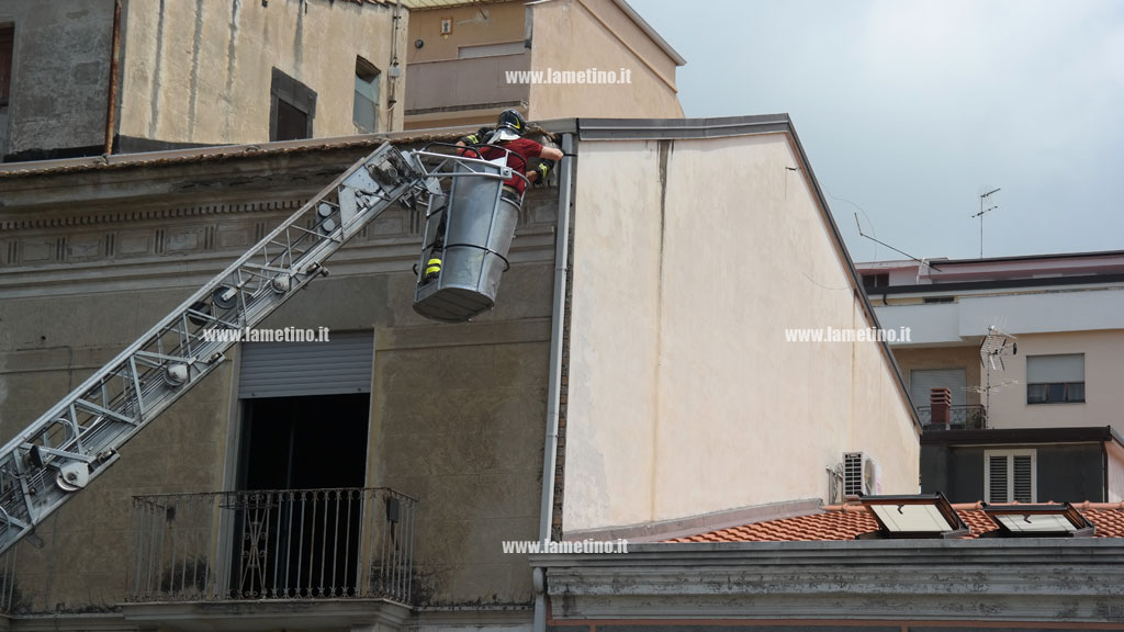 Lamezia: intervento dei vigili del fuoco per verifica cornicioni su corso Nicotera