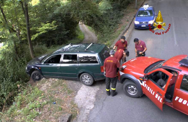 Calabria: Auto in bilico in centro storico Cosenza, recuperata da vigili fuoco