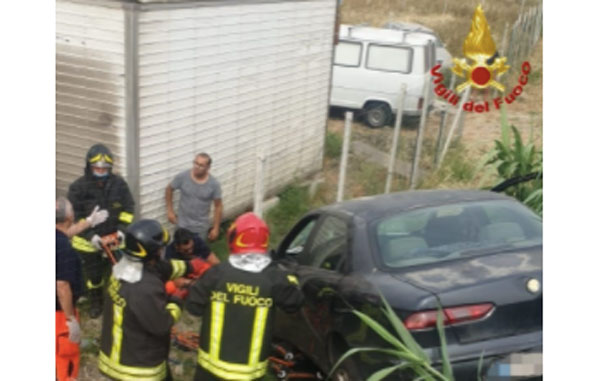 Rimane schiacciato dalla sua stessa auto a Crotone, muore sul colpo