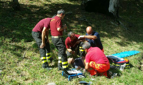 Ha malore mentre raccoglie funghi nel crotonese, soccorso dai vigili del fuoco