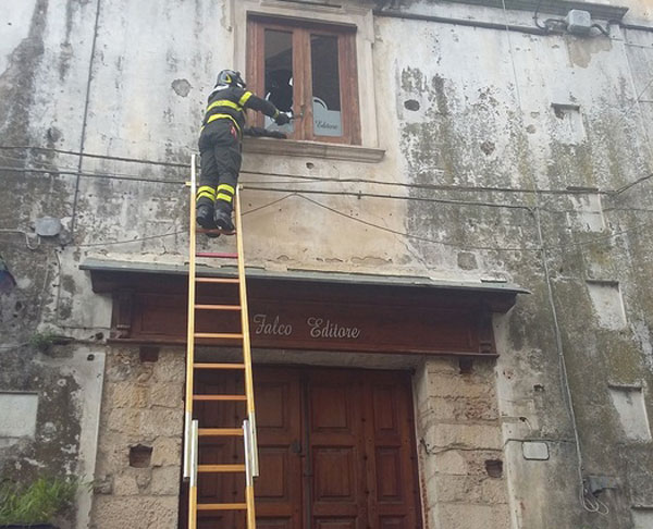 Tentano di forzare portone sede casa editrice a Cosenza, colpo fallisce 