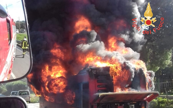Autobus in fiamme a Catanzaro, nessun ferito