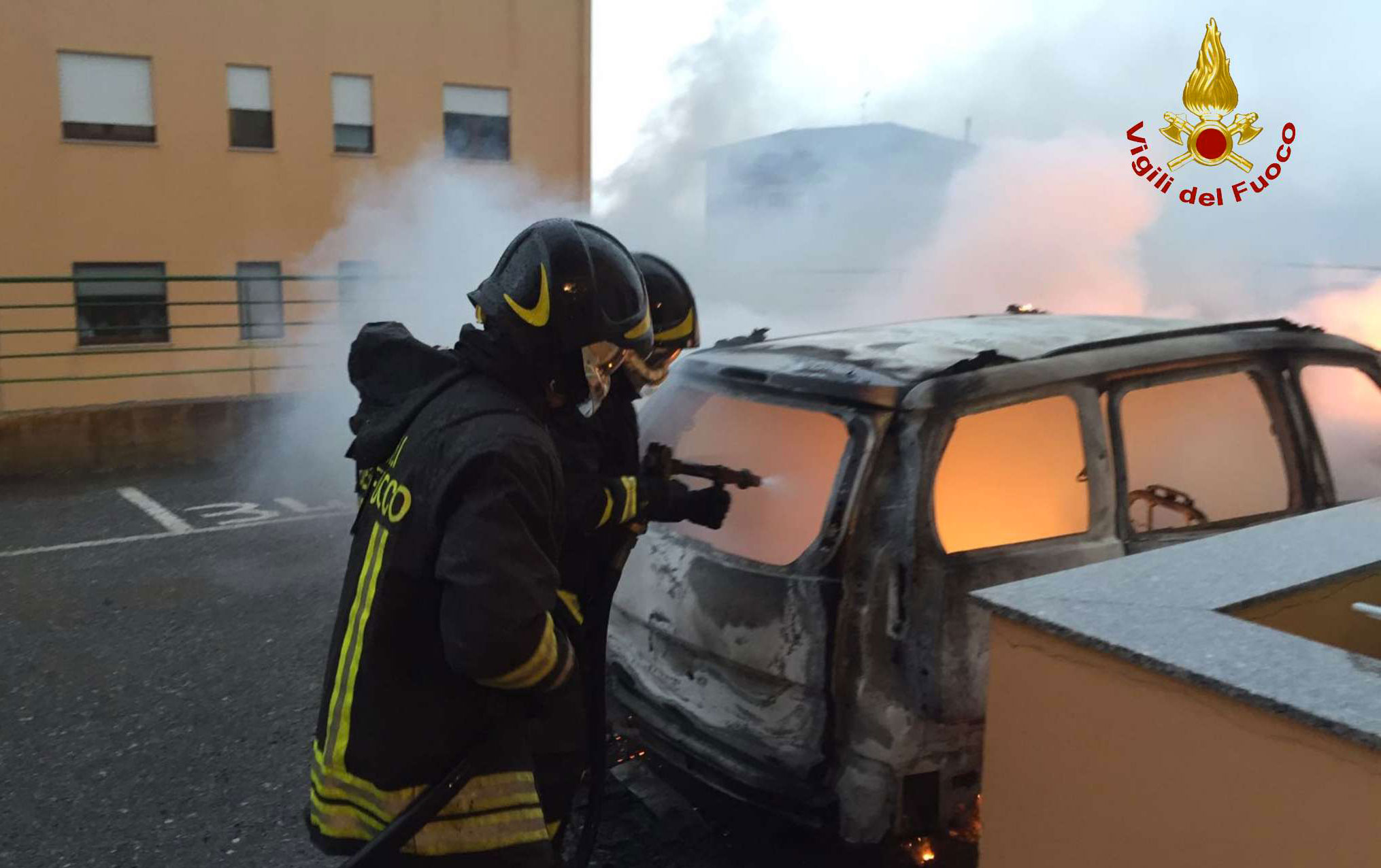 Auto in fiamme a Catanzaro, intervento dei vigili del fuoco