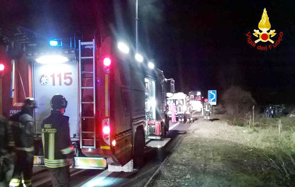 Si ribalta su A1 bus partito dalla Calabria. 18 feriti, tre gravi