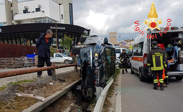 Auto contro guardrail a Soverato, un ferito
