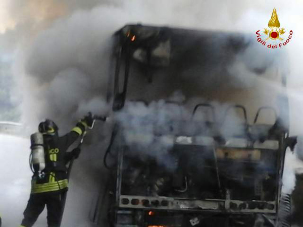 vigili-fuoco-reggio-incendio-pullman-2.jpg