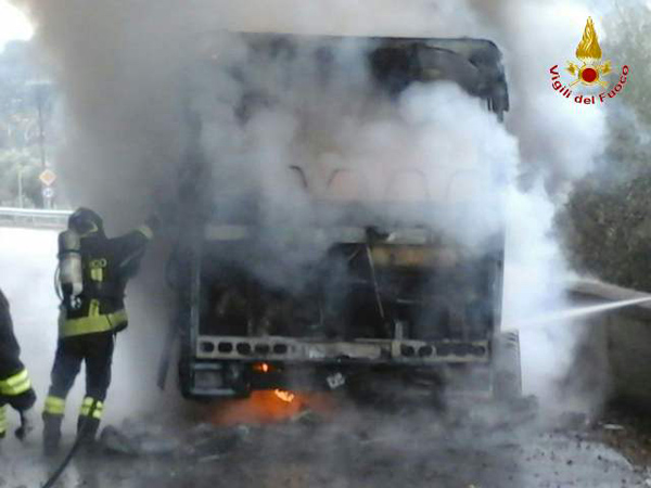 vigili-fuoco-reggio-incendio-pullman-3.jpg