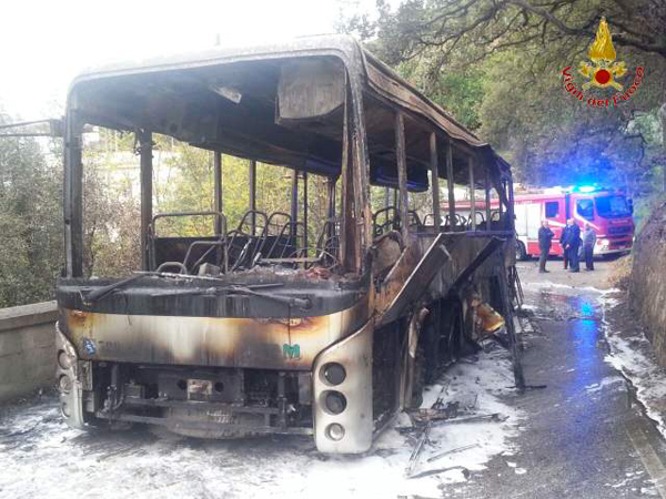 Calabria: In fiamme pullman nel reggino, illesi passeggeri 