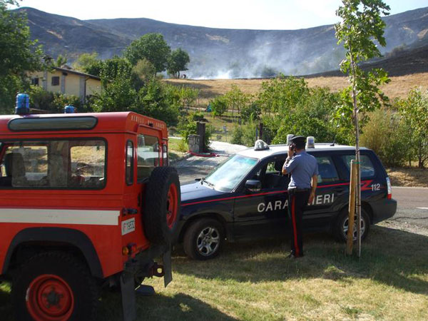 Auto rischia di precipitare in burrone nel cosentino, salvate sorelle 