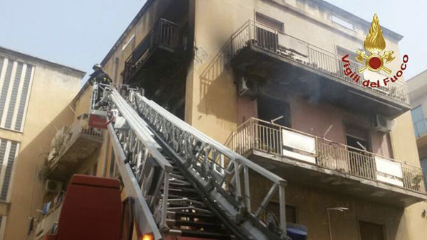 Calabria: Incendio in abitazione, vigili del fuoco salvano due anziani 