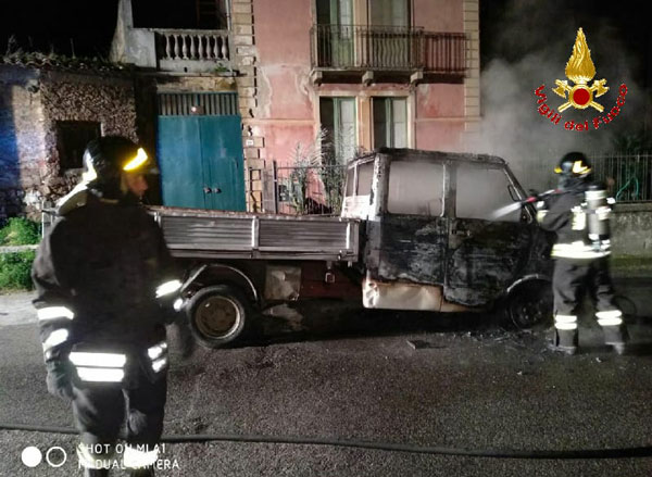 In fiamme furgone a Mileto, intervengono i Vigili del Fuoco