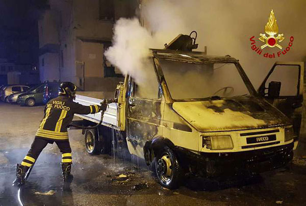 In fiamme due automobili e un furgone nel crotonese
