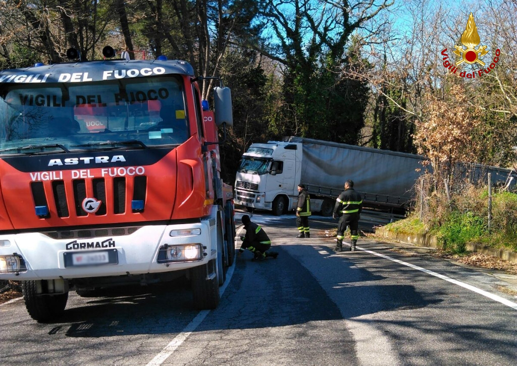 Camion perde rimorchio a Girifalco e finisce fuori strada