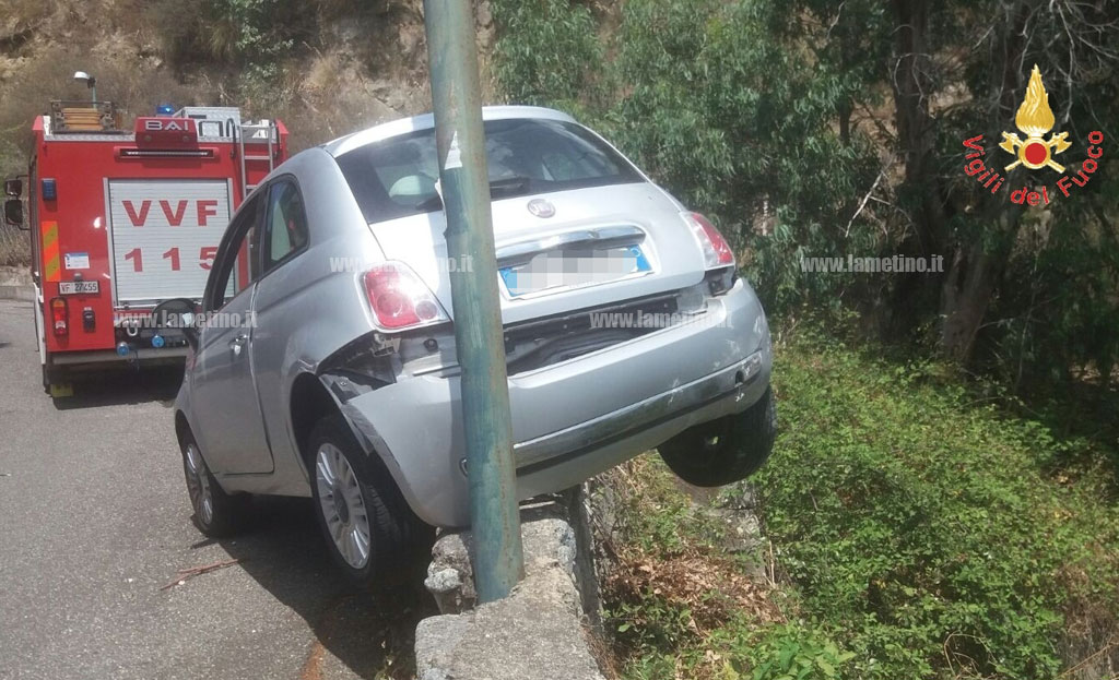 Perde controllo auto e finisce contro palo illuminazione, illesa conducente nel catanzarese