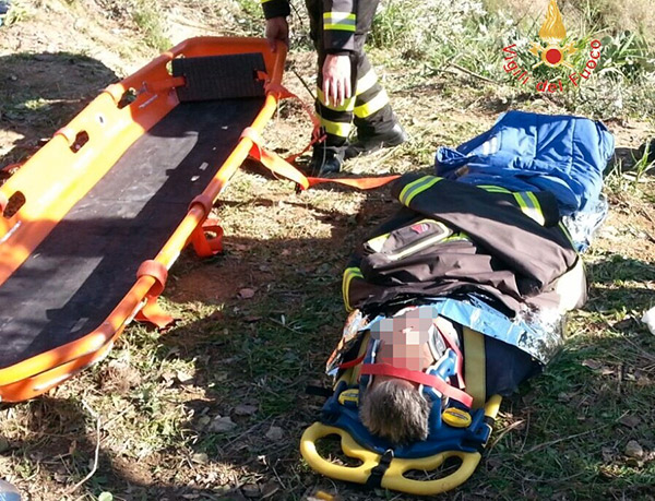 Cade da un albero e si ferisce, salvato dai vigili del fuoco nel catanzarese