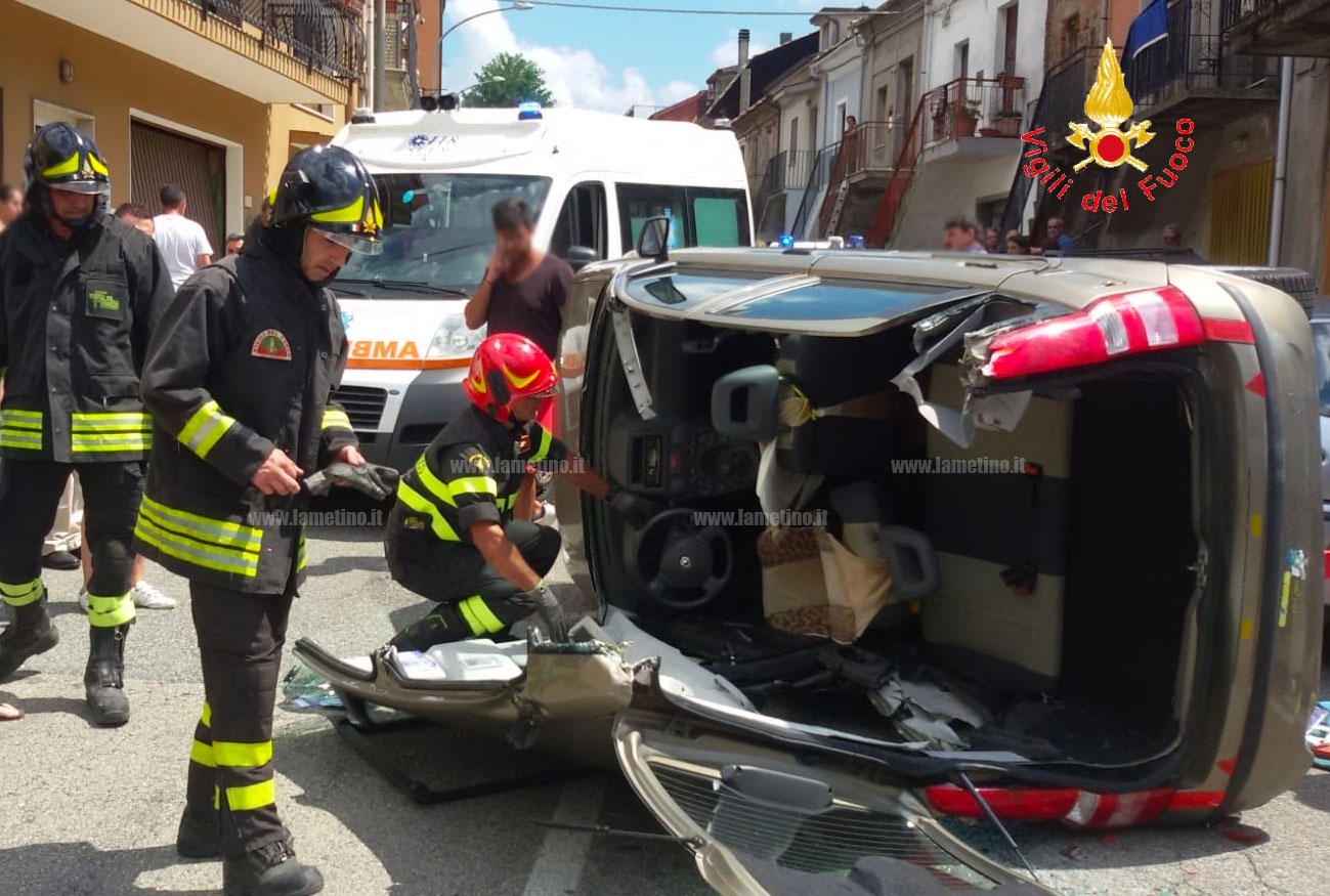 Auto si ribalta nel catanzarese, ferito anziano