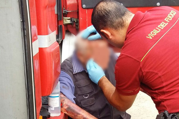 vigili-soccorrono-anziano1.jpg