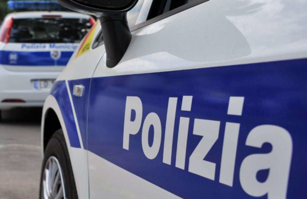 Tampona auto, finisce su vetrina negozio e fugge senza lasciare tracce a Cosenza