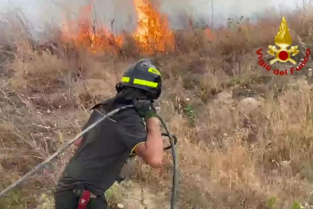 Incendi nella provincia di Crotone, Vigili del Fuoco al lavoro per tutta la giornata