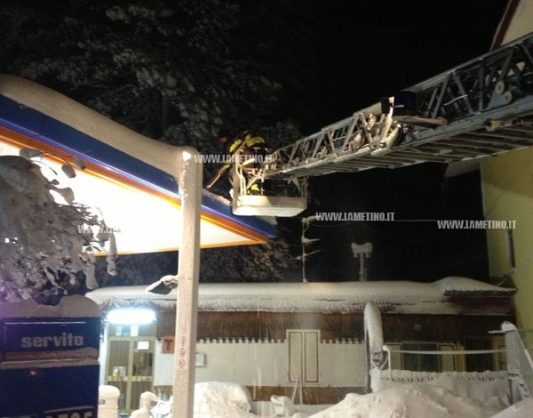 Calabria: Neve in Sila, Vigili del Fuoco mettono in sicurezza pensilina