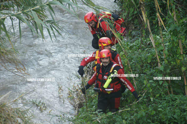 Lamezia: Uomo si getta in torrente, ricerche in corso