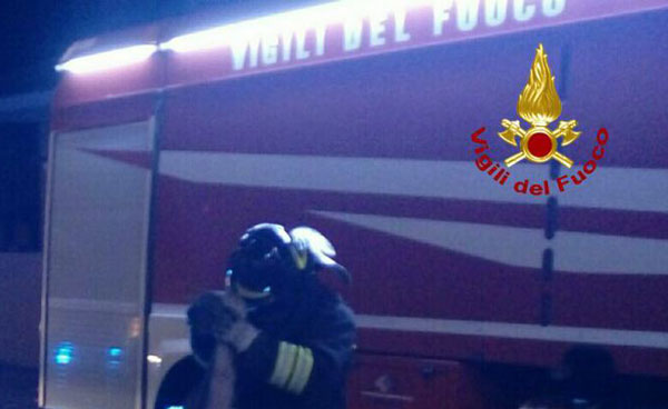 Chiosco e auto docente in fiamme a Strongoli, indagano carabinieri