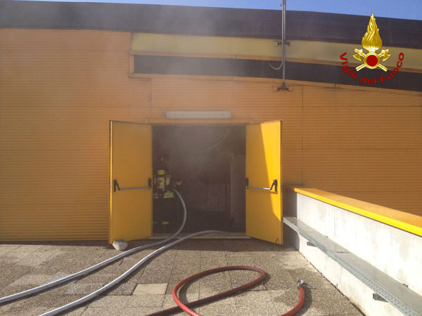 In fiamme seminterrato al policlinico di Germaneto, nessun ferito