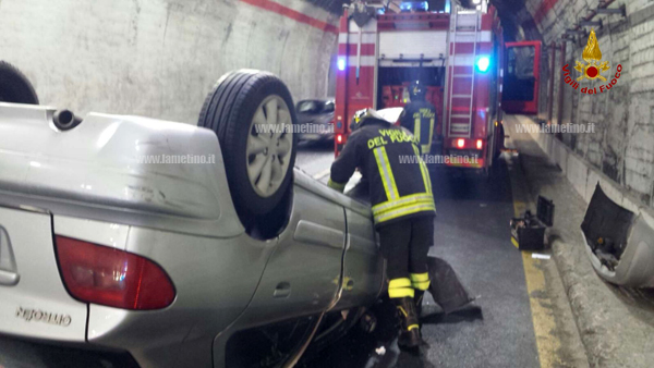 Auto si ribalta in galleria a Catanzaro, feriti