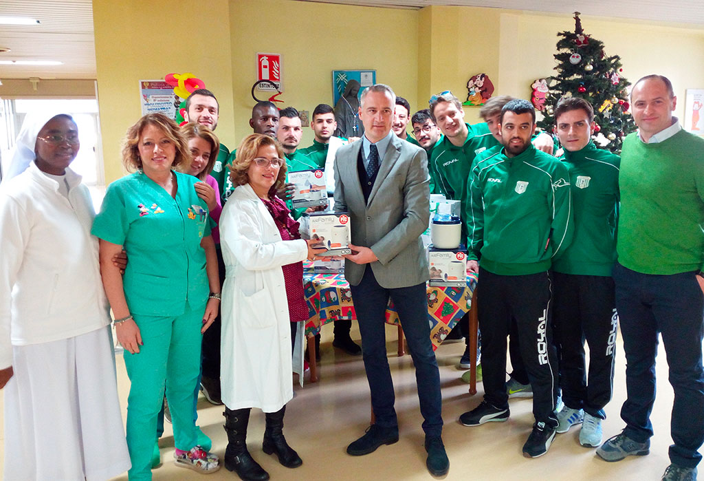 Asd Vigor Lamezia 1919 fa visita ai bambini in pediatria e dona al reparto 5 aerosol