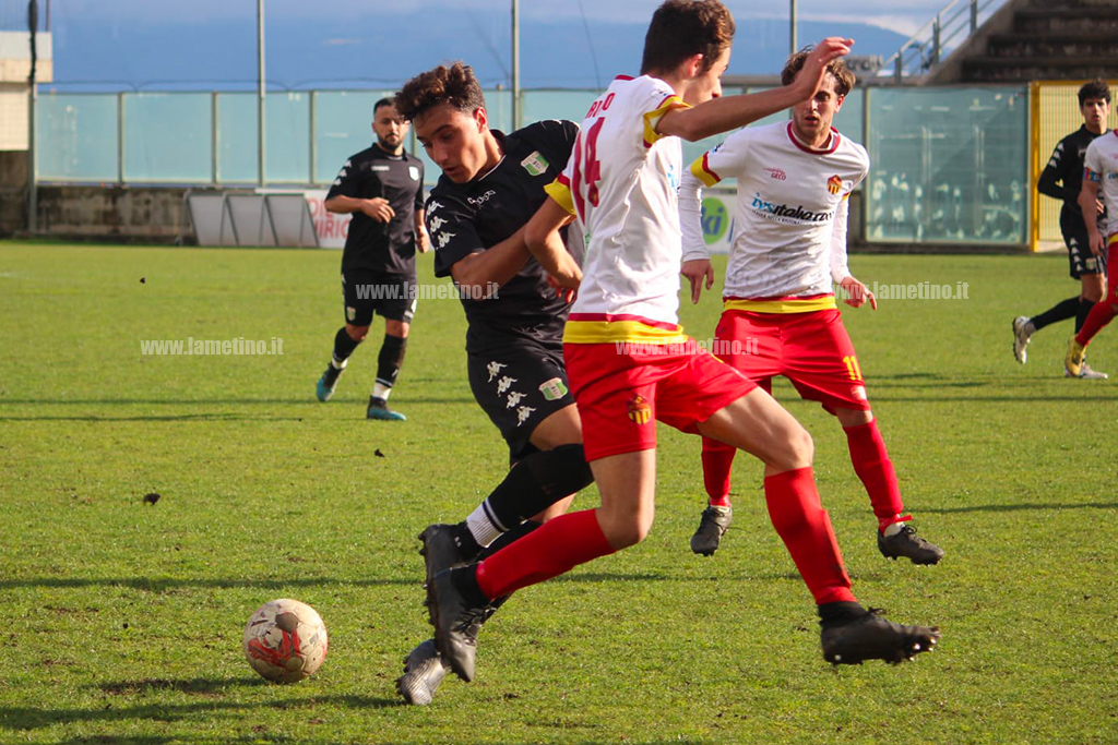 Promozione, i Foderaro Bros. regalano i tre punti alla Vigor Lamezia: 2-0 nell'anticipo contro lo Sporting   