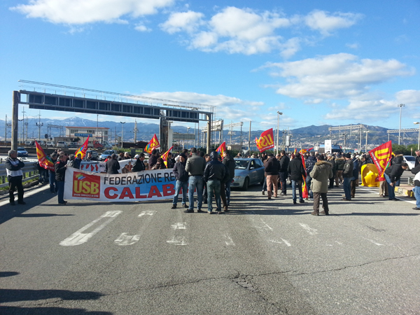 Calabria: Lavoratori Lpu-Lsu bloccano svincolo A3 e imbarchi traghetti