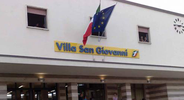 Calabria: Precari manifestano davanti stazione
