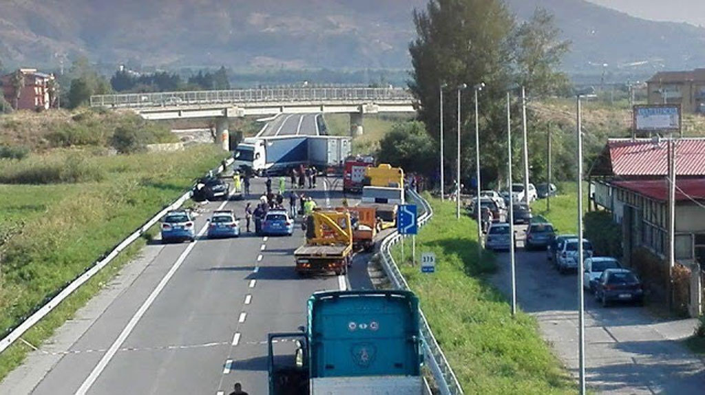 Scontro tra furgone e auto su ss 106, muore giovane donna