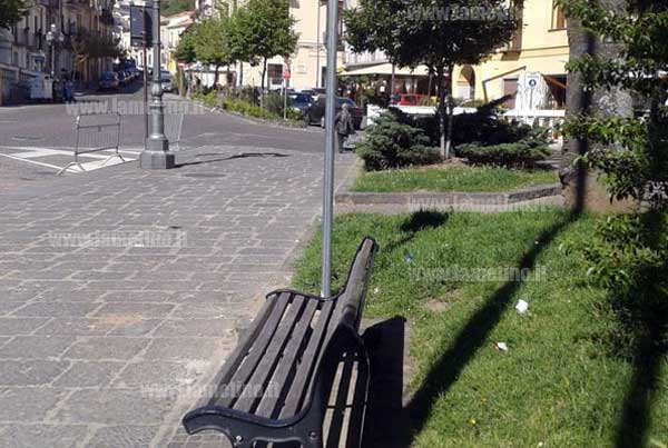 Lamezia, iniziativa Soroptmist: in rosso alcune panchine della città contro la violenza sulle donne