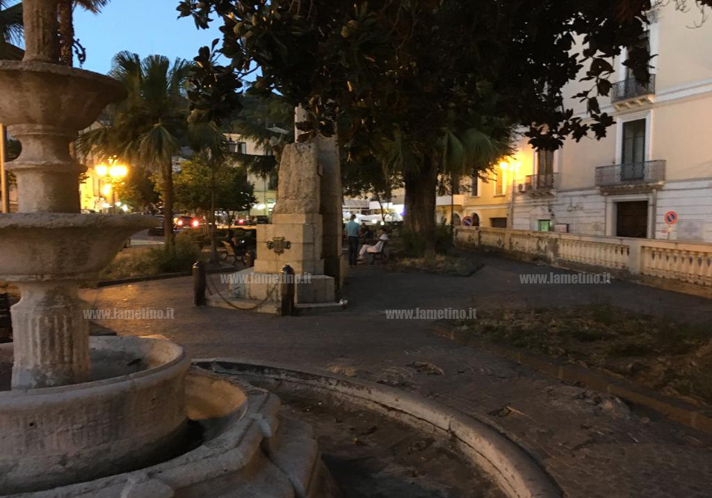 Lamezia, degrado nella villetta comunale di corso Numistrano: al buio e con pavimentazione fatiscente