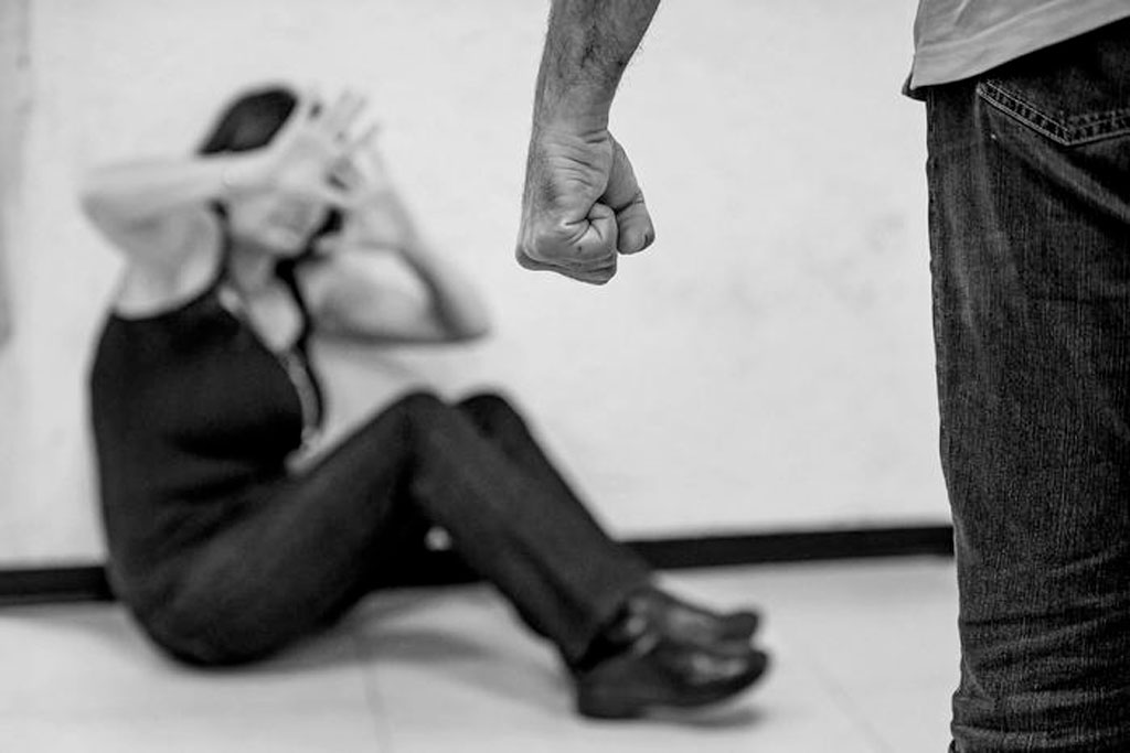 Maltratta violentemente la compagna, arrestato 35enne a Catanzaro